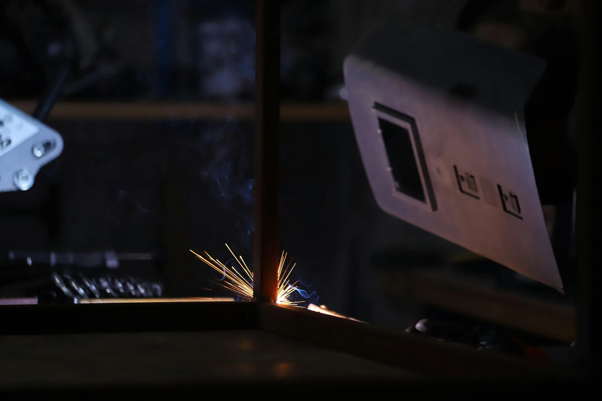 Soldadura MIG/MAG com faíscas em ambiente industrial